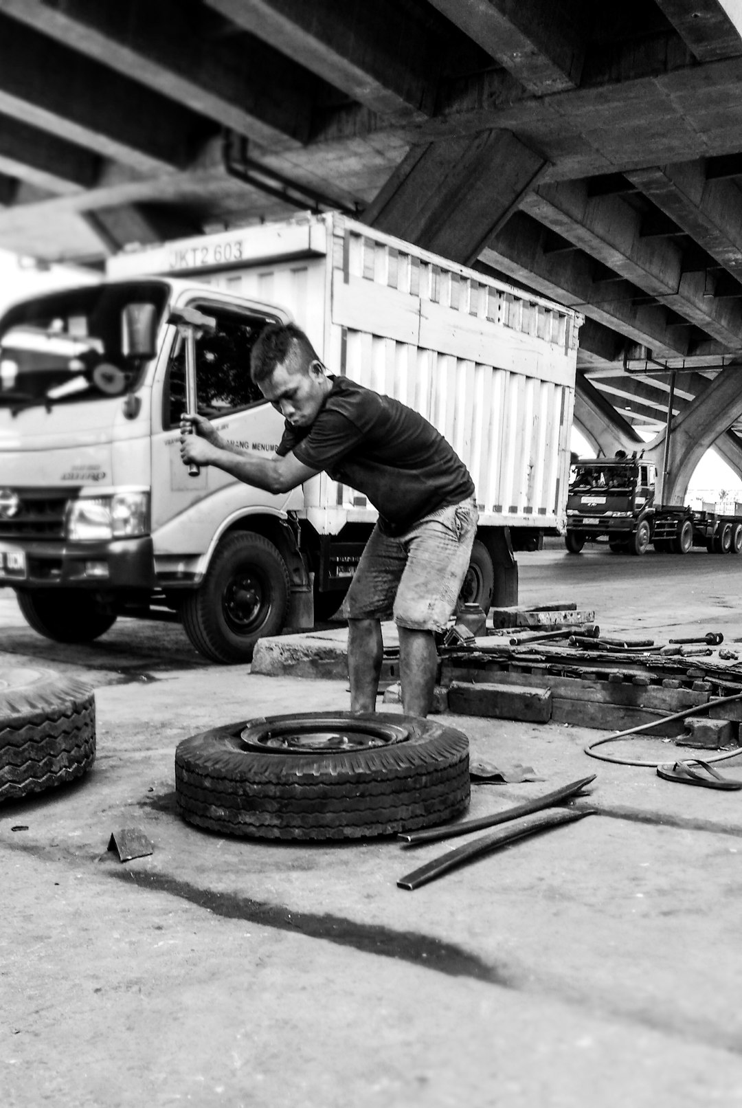 portfolio-02 a-man-working-on-a-truck-cksgysntamg