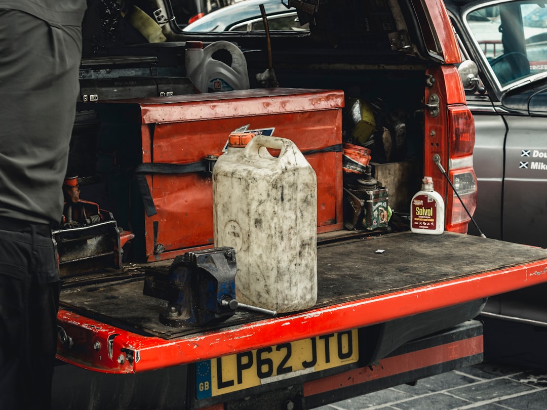why-choose-us white-container-on-truck-back-door-aste5jilytw